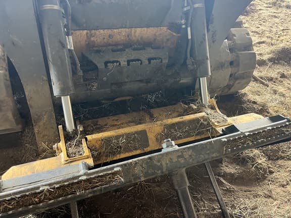 Image of John Deere 325G equipment image 4