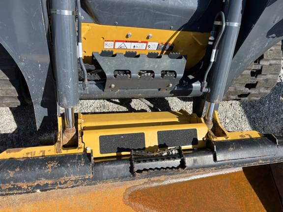 Image of John Deere 325G equipment image 4