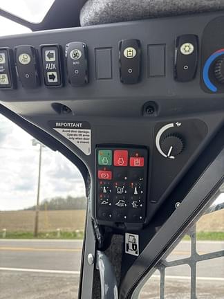 Image of John Deere 325G equipment image 3
