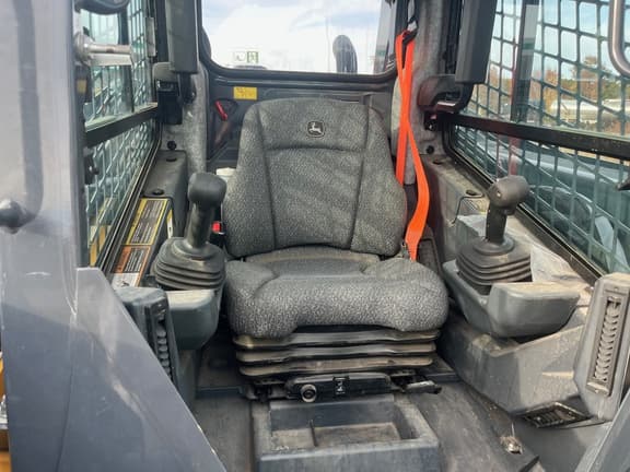 Image of John Deere 325G equipment image 4