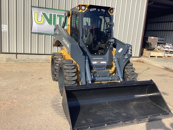 Image of John Deere 330P equipment image 4