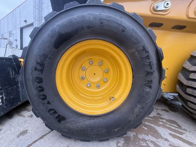 Image of John Deere 330 equipment image 4