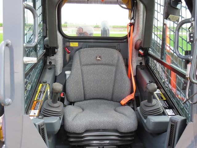 Image of John Deere 330G equipment image 4