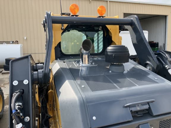 Image of John Deere 332G equipment image 4