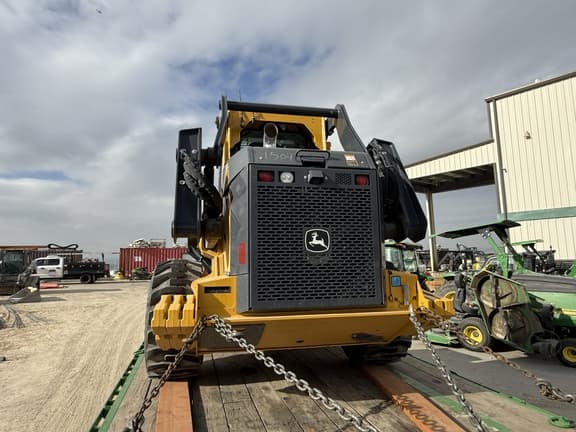 Image of John Deere 332G equipment image 2
