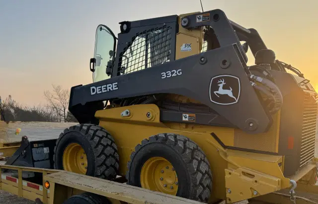 Image of John Deere 332G equipment image 4