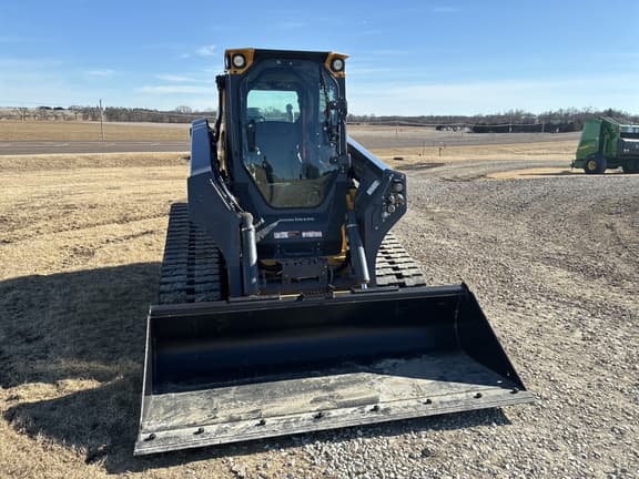 Image of John Deere 335P equipment image 4