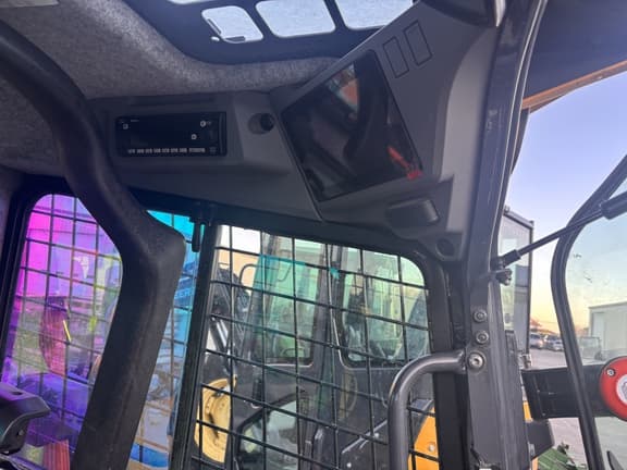 Image of John Deere 335P equipment image 3