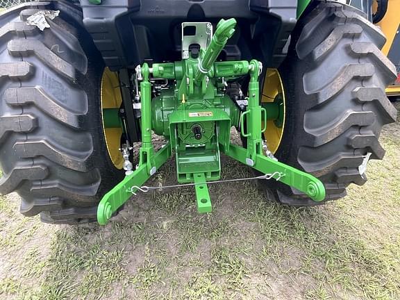 Image of John Deere 4044M equipment image 4