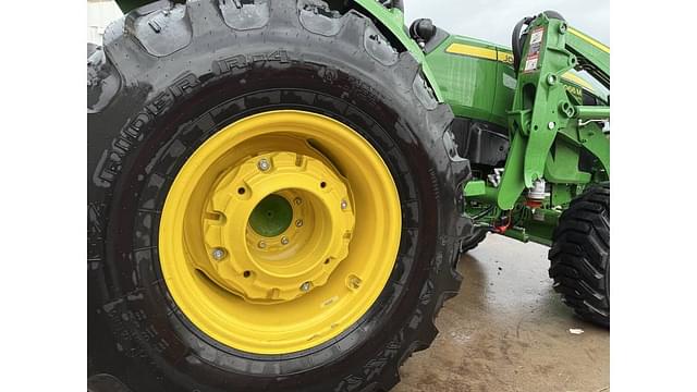 Image of John Deere 4066M equipment image 4
