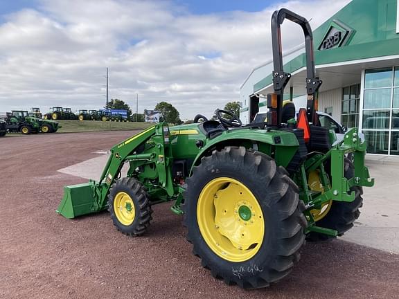 Image of John Deere 4066R equipment image 3