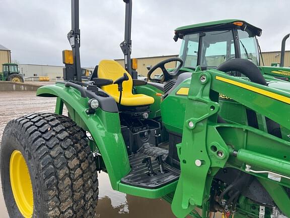 Image of John Deere 4066R equipment image 3