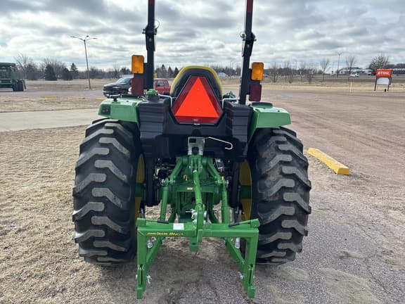 Image of John Deere 4066R equipment image 4