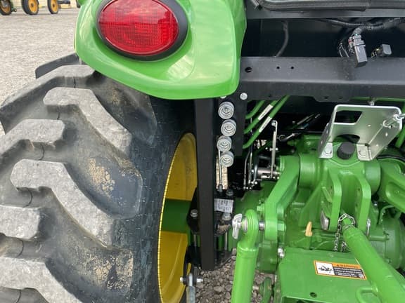 Image of John Deere 4066R equipment image 4