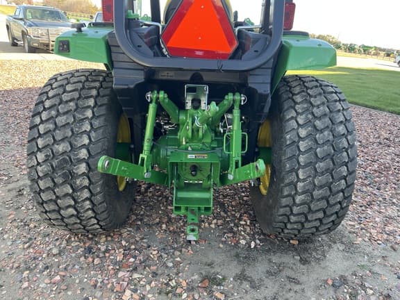 Image of John Deere 4066R equipment image 3