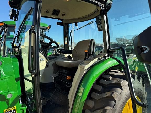 Image of John Deere 4066R equipment image 4