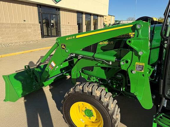 Image of John Deere 4066R equipment image 3