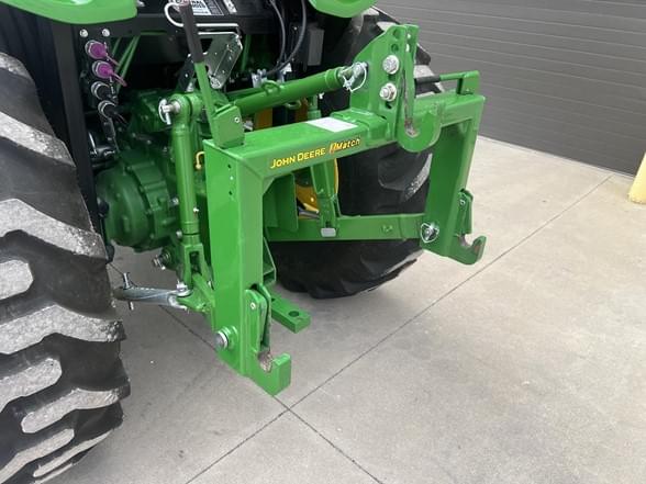 Image of John Deere 4066R equipment image 4