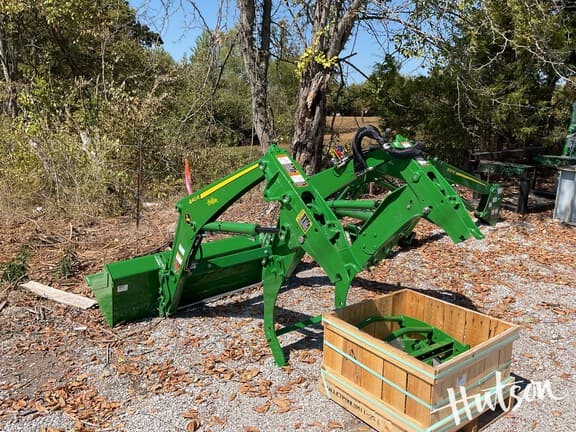 Image of John Deere 440R equipment image 4