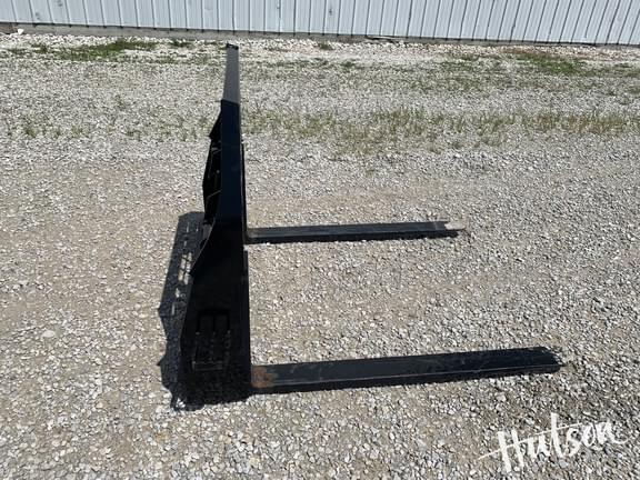 Image of John Deere Pallet Forks equipment image 4