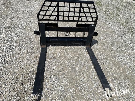Image of John Deere Pallet Forks equipment image 4