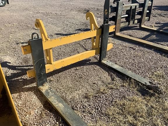 Image of John Deere Pallet Forks equipment image 1