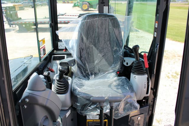 Image of John Deere 50P equipment image 4