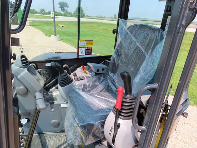 Image of John Deere 50P equipment image 4