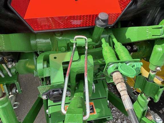 Image of John Deere 5050E equipment image 4