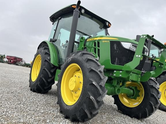 Image of John Deere 5060E equipment image 3