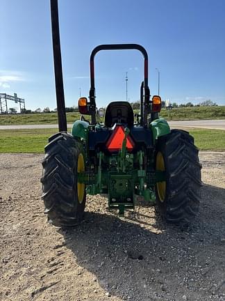 Image of John Deere 5060E equipment image 3