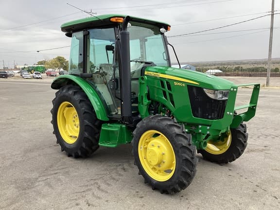 Image of John Deere 5060E equipment image 2