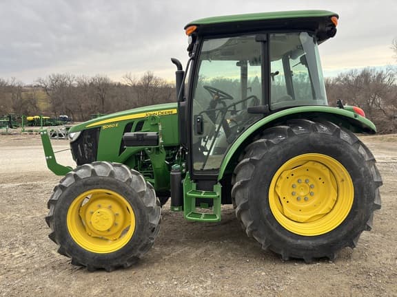 Image of John Deere 5060E equipment image 1