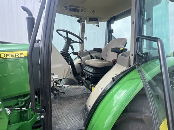 Image of John Deere 5060E equipment image 3