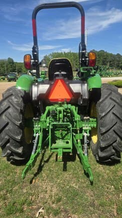 Image of John Deere 5060E equipment image 4