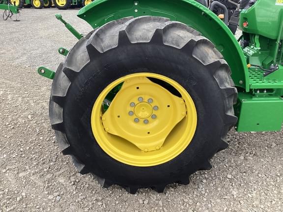 Image of John Deere 5060E equipment image 4