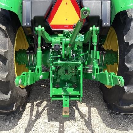 Image of John Deere 5060E equipment image 3