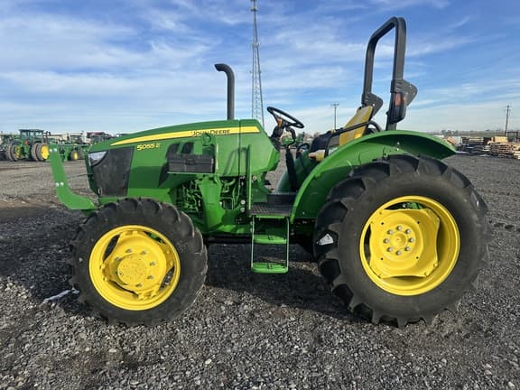 Image of John Deere 5060E equipment image 1