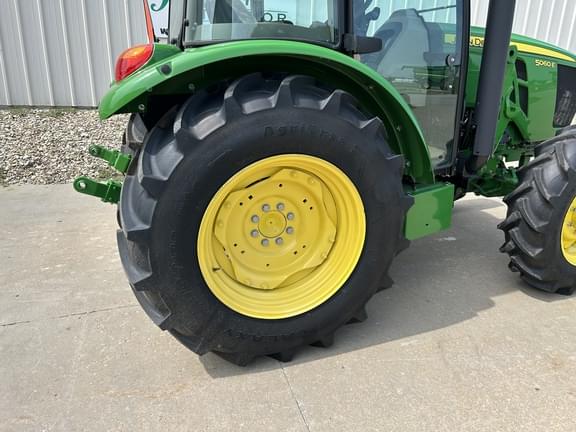 Image of John Deere 5060E equipment image 4