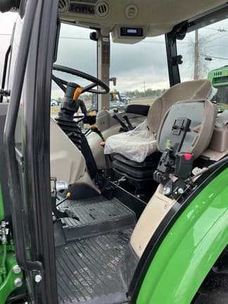 Image of John Deere 5060E equipment image 4