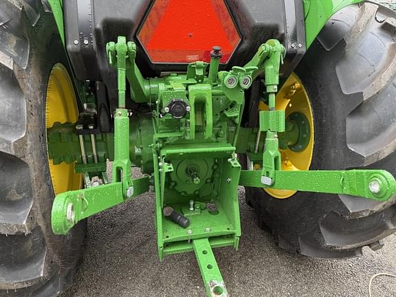 Image of John Deere 5060E equipment image 4