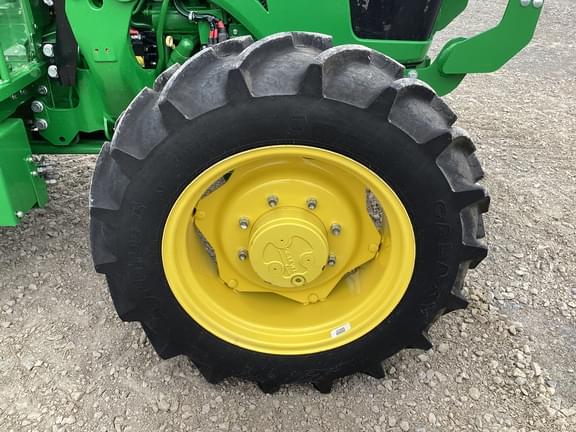 Image of John Deere 5067E equipment image 4