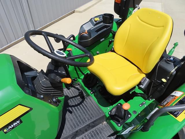 Image of John Deere 5067E equipment image 4