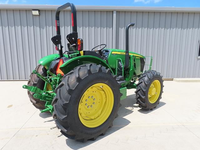 Image of John Deere 5067E equipment image 3