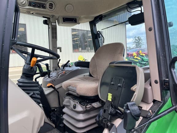 Image of John Deere 5067E equipment image 4