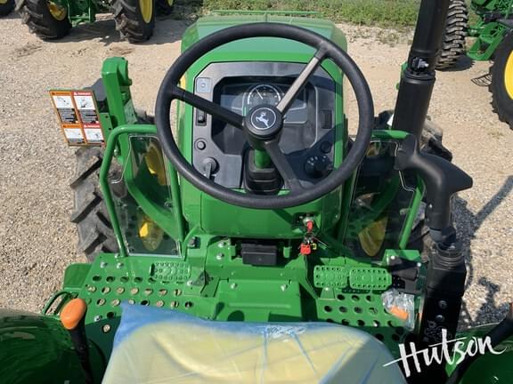 Image of John Deere 5067E equipment image 4