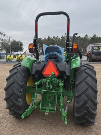 Image of John Deere 5067E equipment image 3