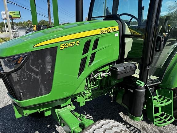 Image of John Deere 5067E equipment image 2