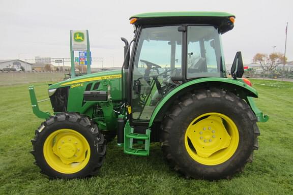 Image of John Deere 5067E equipment image 4