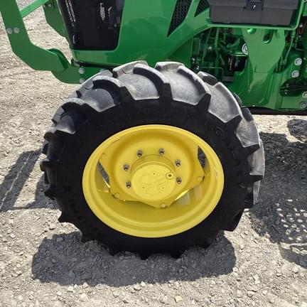 Image of John Deere 5067E equipment image 4